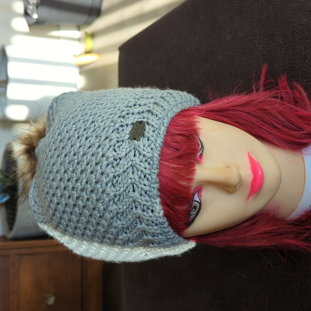 New toque with pom pom